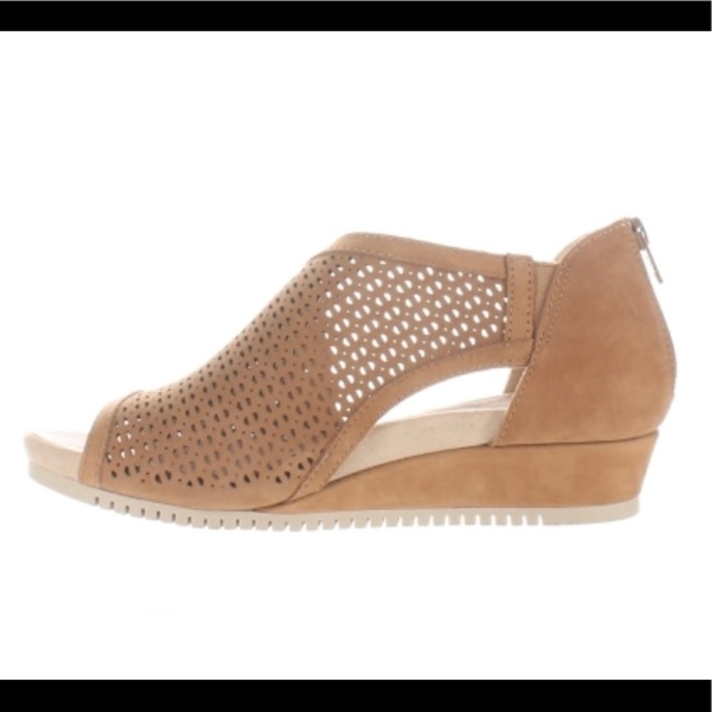 Earth Ficus Capricorn, tan/blush, size 9.5, great condition, super comfortable!